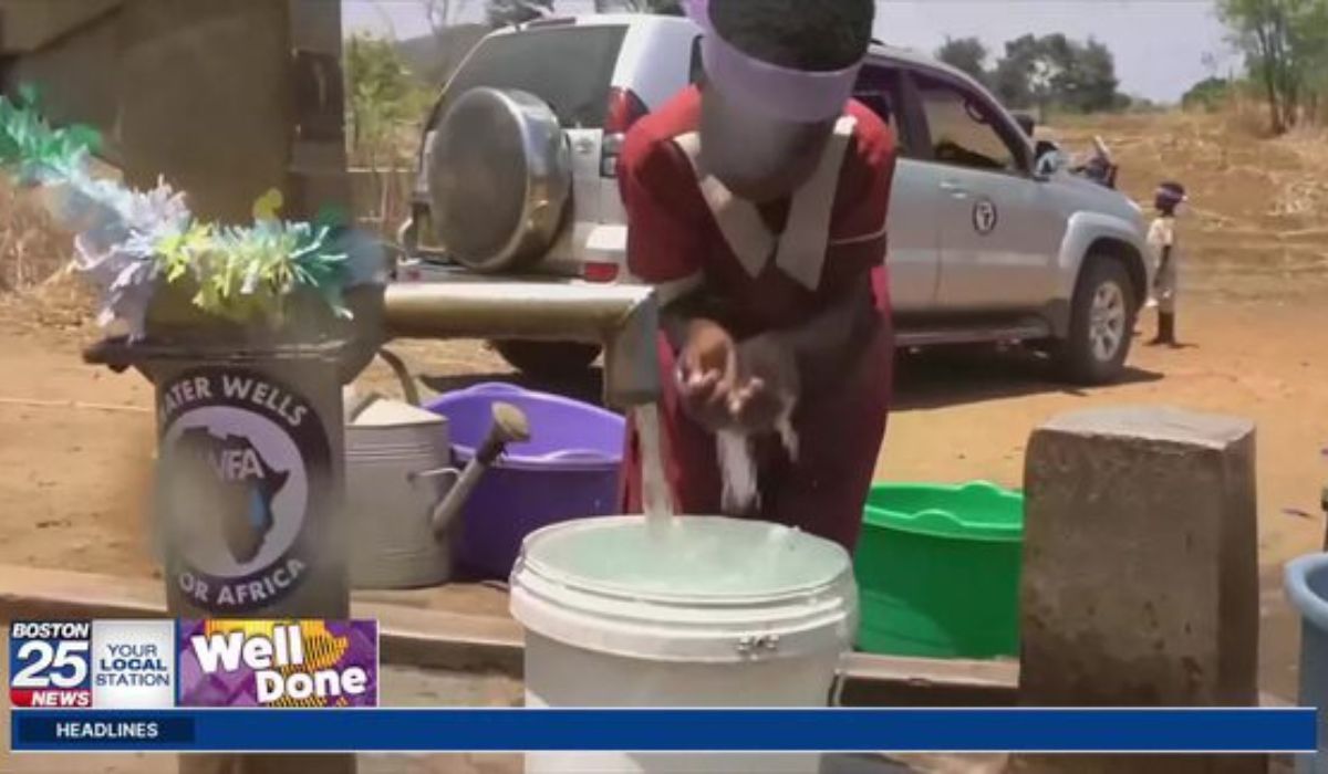 Morador de comunidade rural no Malawi usa água de poço construído com apoio da campanha dos alunos da John F. Kennedy School, que arrecadaram US$ 8 mil ao longo de sete anos. Imagem: Boston 25 News.