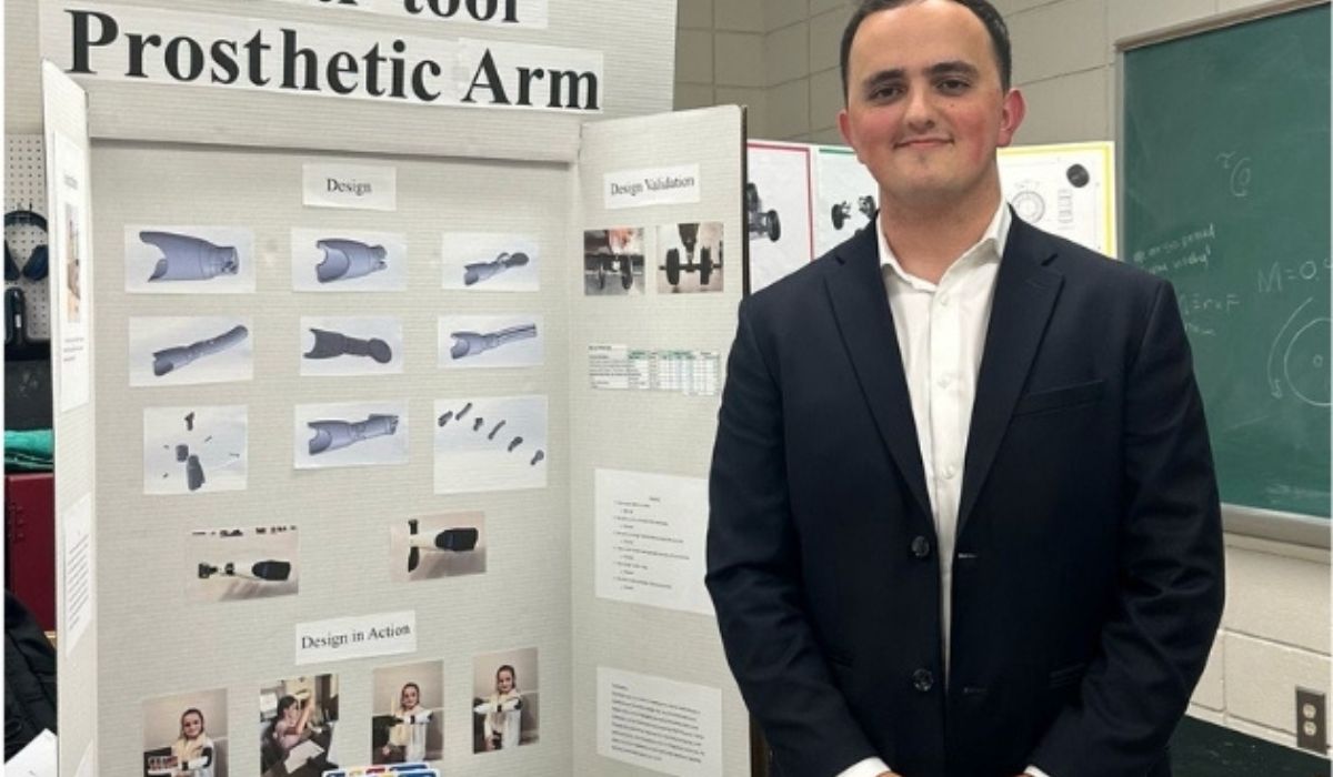 Vitaliy Bondarchuk, estudante de engenharia mecânica e líder de seção da ASME, dedicou seu projeto de conclusão de curso ao desenvolvimento de um braço protético impresso em 3D que ajuda sua irmã mais nova a fazer o que ela ama. - Imagem: ASME