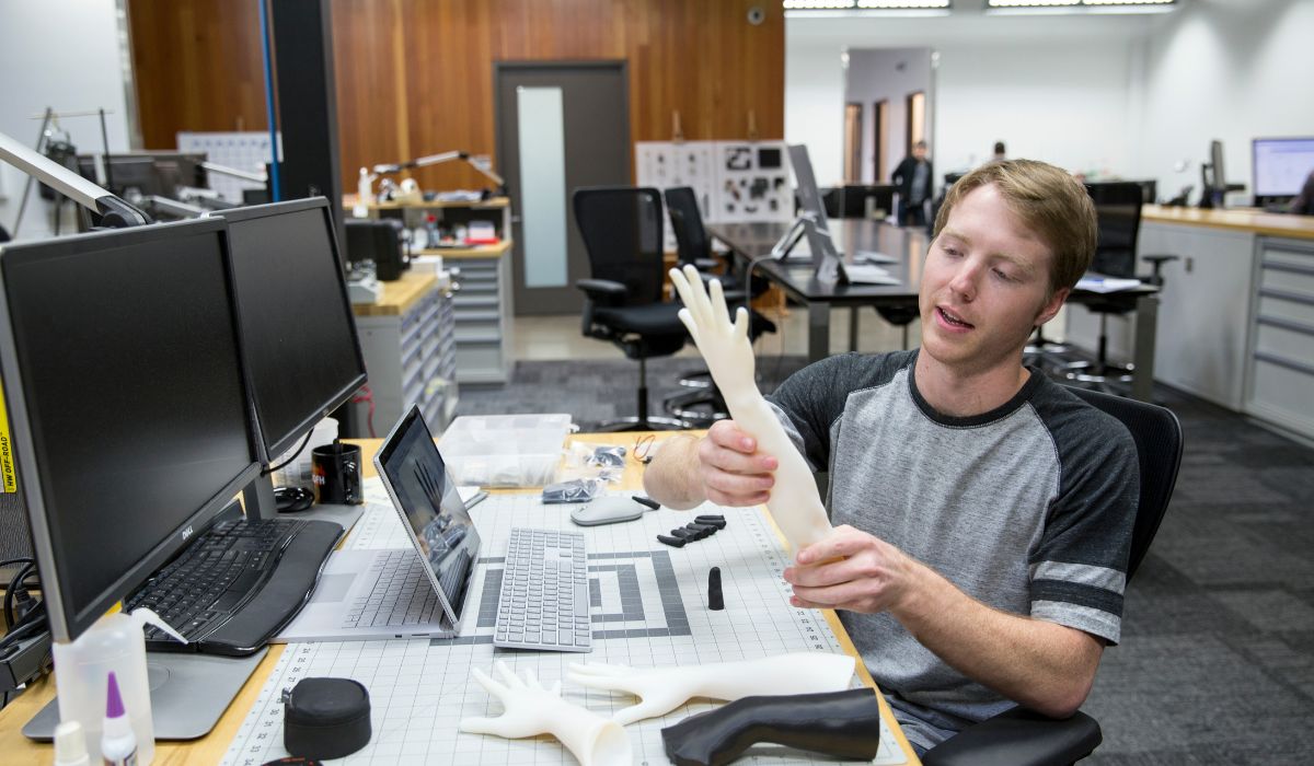 Easton LaChappelle passou seis anos — começando ainda no ensino médio — trabalhando em um braço robótico que poderia substituir as próteses tradicionais. (Foto de Michelle Henley)