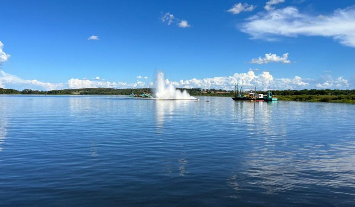 Detonação controlada fragmenta rochas submersas no Canal de Nova Avanhandava, trecho da Hidrovia Tietê-Paraná localizado no Rio Tietê. Crédito: Vosmar Rosa/Ministério de Portos e Aeroportos