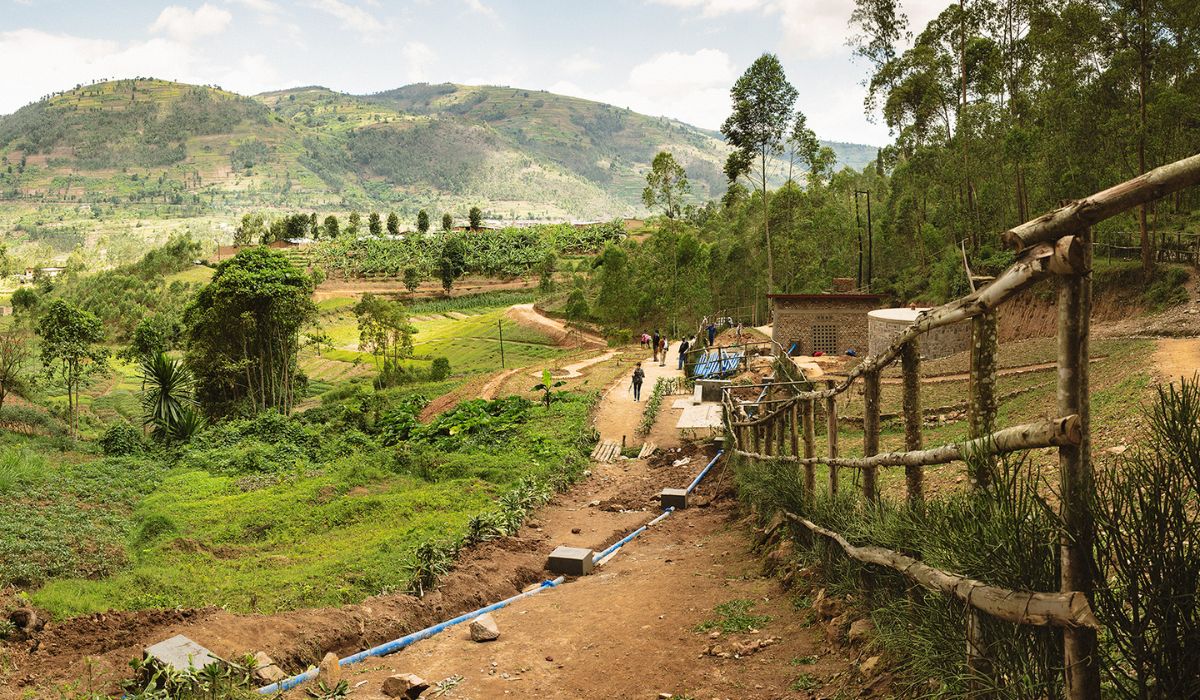 Sistema canalizado de distribuição de água instalado em Kwa Rwigema, comunidade de Ruanda associada aos recursos arrecadados pela campanha de Lory. - Divulgação/charity: water.