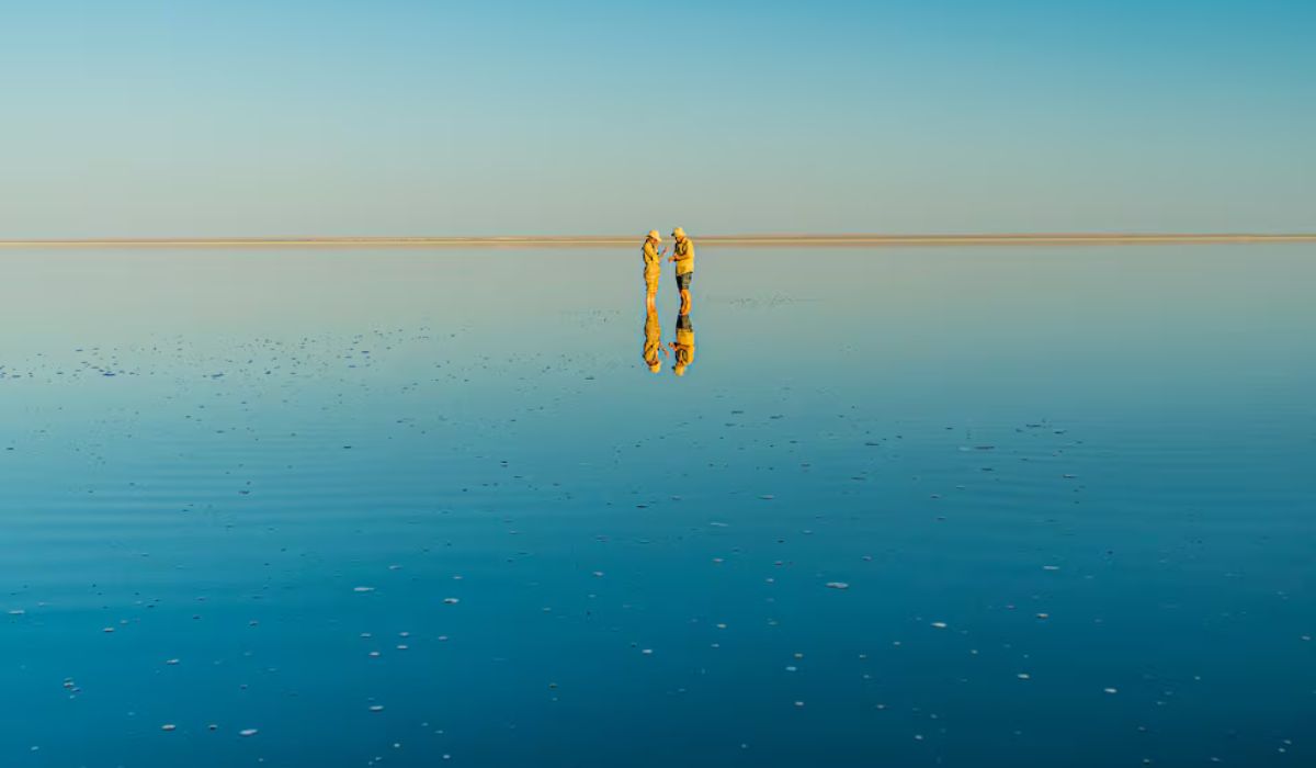 Coleta de amostras da água que resta no Mar de Aral. Credito: Laura Carrau