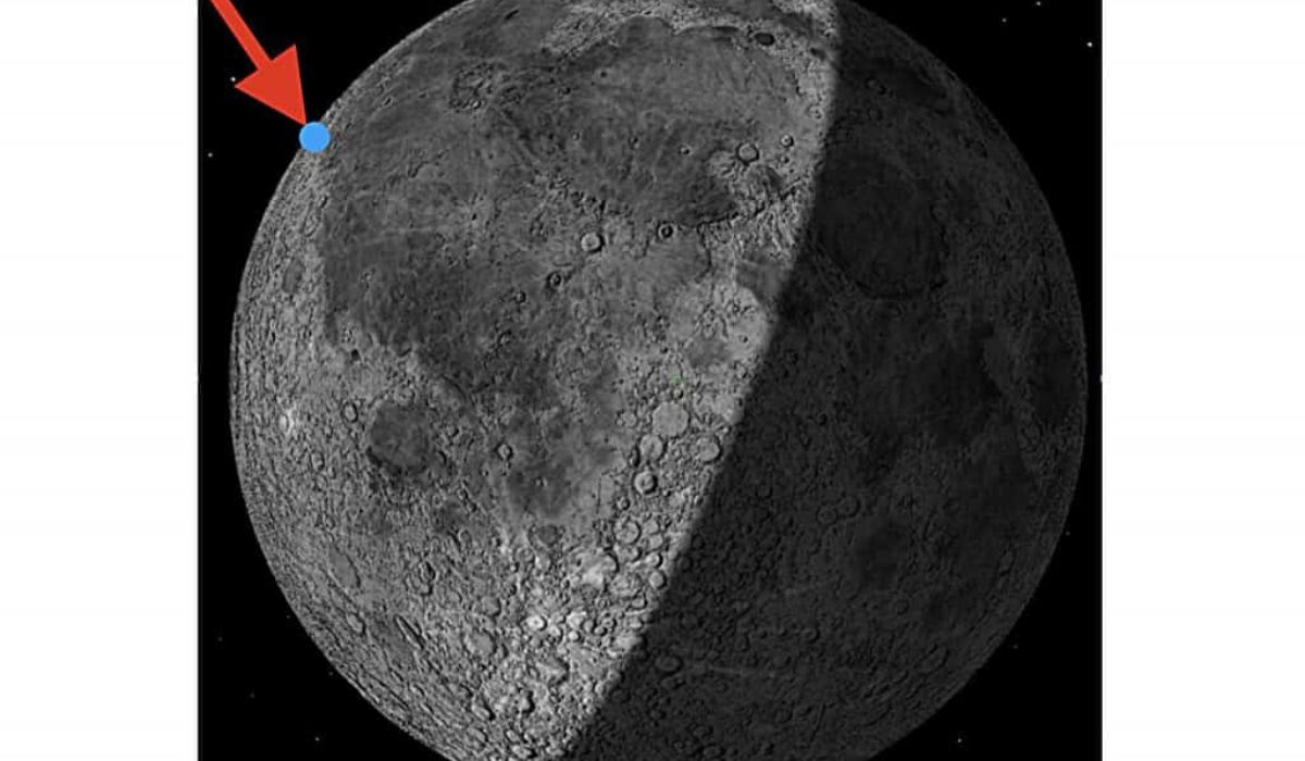 O local estimado de impacto do estágio superior do Falcon 9 na superfície lunar é indicado por um ponto azul. – Imagem: Crédito: arXiv (2026). DOI: 10.48550/arxiv.2607.14625