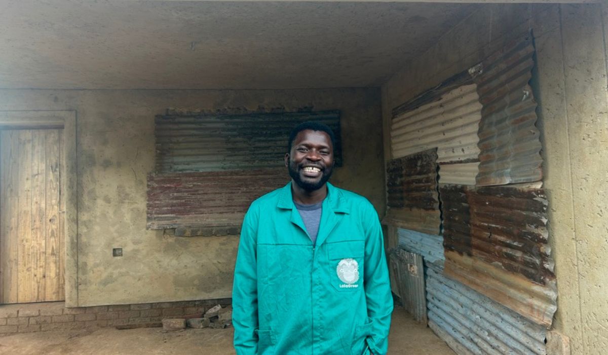 Estudante e o pai constroem casa de três quartos com solo e resíduos, em projeto que testa alternativa sustentável à alvenaria tradicional. - Foto fornecida à UCT News