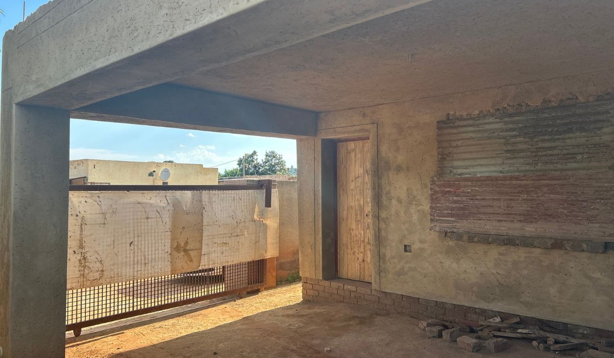 Vista lateral mostra o acabamento externo da casa de três quartos construída pela equipe de Matimba Mabonda em menos de um mês, na região de Ennerdale. - Foto fornecida à UCT News