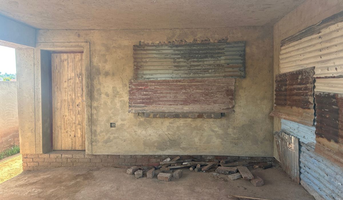 Área externa da casa-piloto construída em Ennerdale apresenta paredes revestidas e aberturas protegidas durante a fase documentada pela Universidade da Cidade do Cabo. - Foto fornecida à UCT News