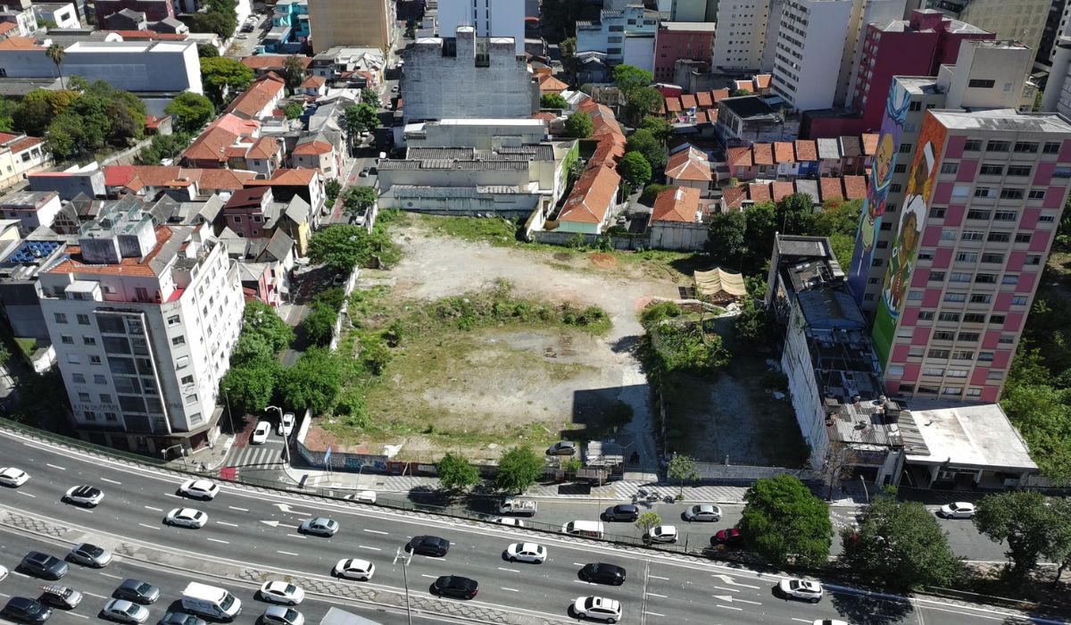 Aerial view shows the approximately 11,000 square meters of land designated for the Bixiga Municipal Park, surrounded by the urban occupation of the central region of São Paulo. Credit: SECOM/Prefeitura de São Paulo.