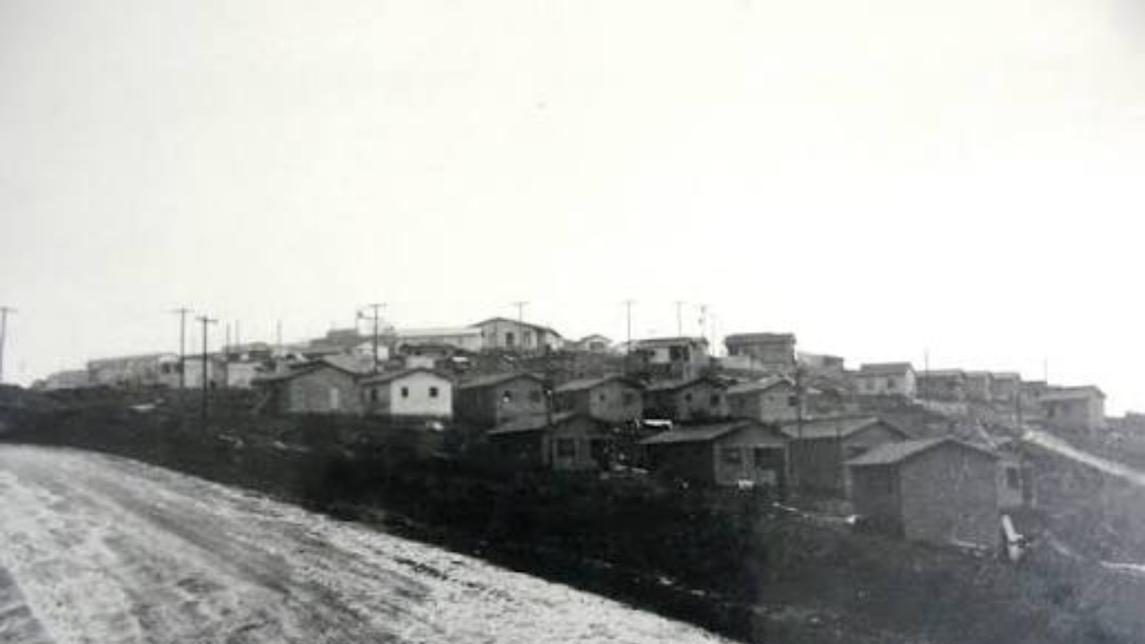 Old record shows the former headquarters of Igaratá before the flooding that gave way to the Jaguari Dam, preserving the memory of the city that was relocated to a new area.
