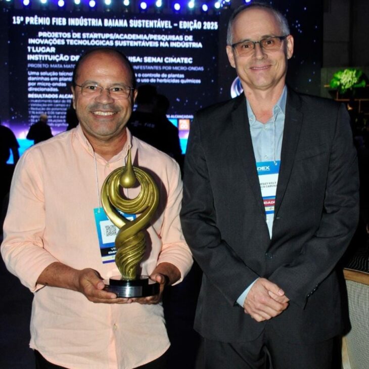 Representantes da VERT Soluções Ambientais posam com o troféu conquistado pelo projeto “Compensado Inteligente”, segundo colocado no 15º Prêmio FIEB Indústria Baiana Sustentável de 2025, iniciativa que transforma resíduos industriais difíceis de reciclar em placas para construção, móveis e infraestrutura.