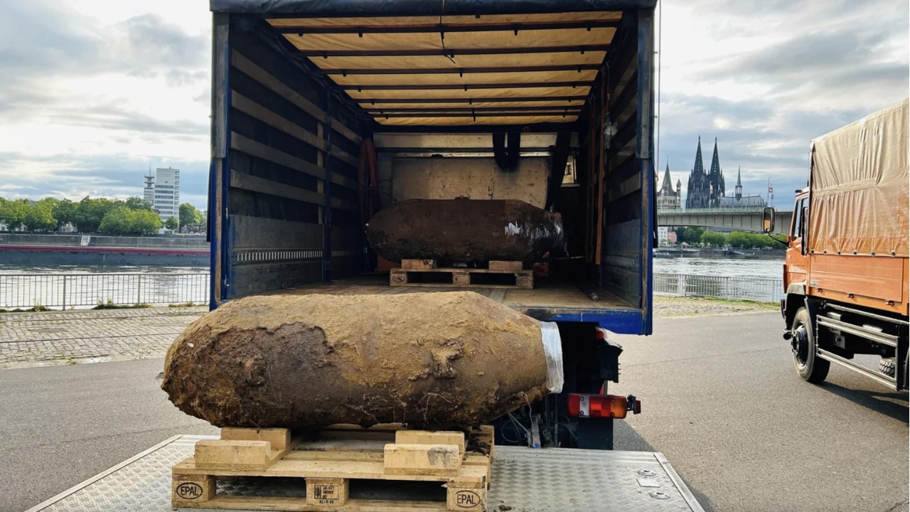 Bombas da Segunda Guerra Mundial são preparadas para remoção às margens do rio Reno, em Colônia, com a catedral da cidade ao fundo, após operação que obrigou a evacuação de milhares de pessoas na Alemanha. Fonte: reprodução/autoridade local