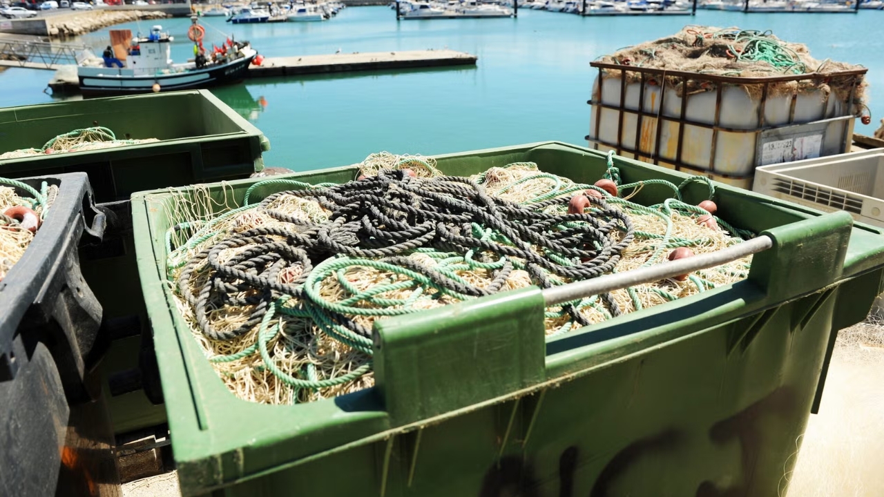 Fishing nets accumulated in a port area illustrate the type of waste that researchers in Hawaii want to reuse in asphalt production, mixing plastic from the sea and recycled domestic material to test a new urban application.