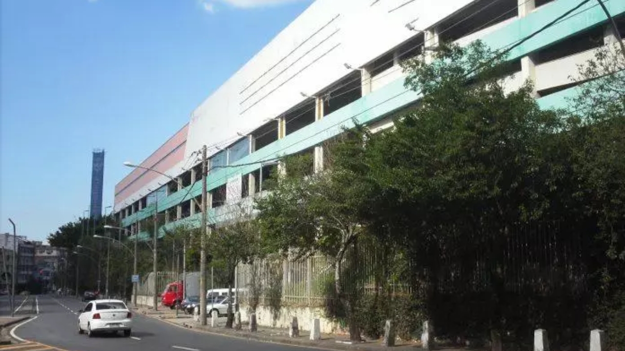 Antigo prédio do Carrefour da Usina, na Rua Conde de Bonfim, na Tijuca, aparece desativado em imagem do Google Maps; área ficou anos abandonada e agora deve dar lugar a um condomínio habitacional da Direcional com cerca de 600 unidades. Imagem: Google Maps/Reprodução.