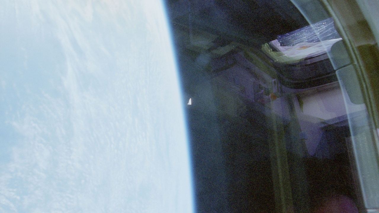 In the second image of the sequence taken during the STS-80 mission, the luminous object appears with a different orientation compared to the first record, reinforcing the impression that it was rotating while remaining in close orbit to Columbia. Source: NASA/WAR.GOV/UFO.