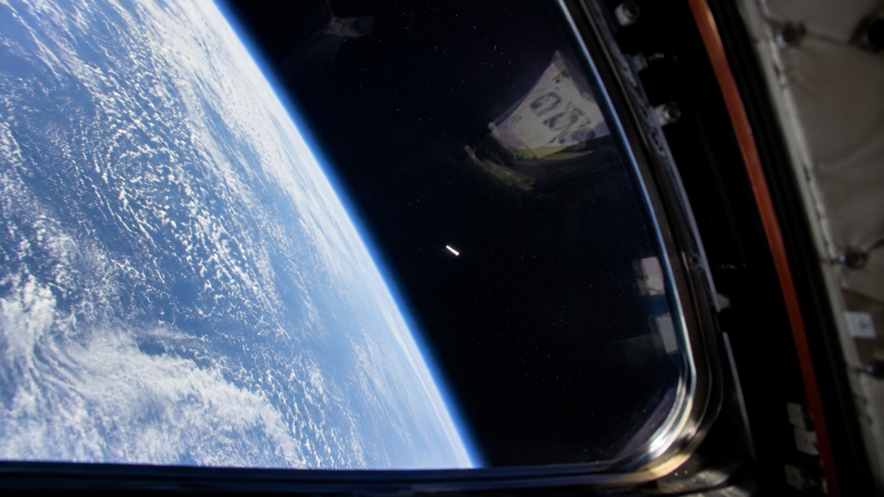 EUA divulgam fotos de óvni registradas durante voo de astronautas no ônibus espacial Columbia, revelam objeto triangular mudando de posição sobre a Terra e admitem que ainda não existem dados suficientes para identificar sua origem
