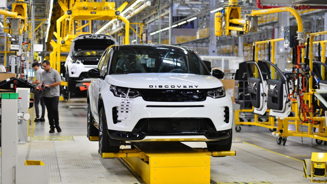 Línea de montaje de Jaguar Land Rover en Itatiaia, en Río de Janeiro, donde modelos como el Discovery Sport fueron producidos en Brasil antes de la paralización de la operación nacional, que dejó a 371 trabajadores en incertidumbre y puso la unidad de R$ 750 millones en el centro de las negociaciones con la china Chery.