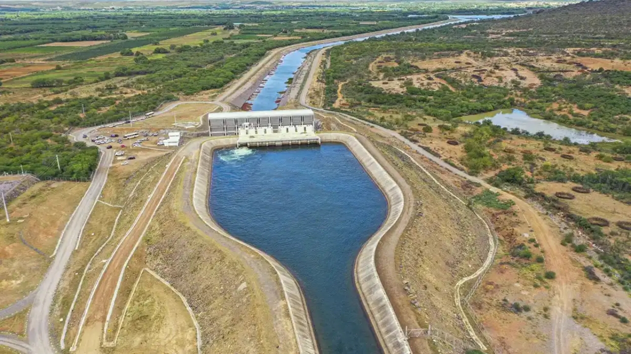 Vista aérea mostra o avanço do Cinturão das Águas do Ceará, obra hídrica de 145,3 km ligada ao Eixo Norte do Rio São Francisco, que já levou água até o quilômetro 100 e chegou a 92% de execução, em uma estrutura bilionária projetada para ampliar o abastecimento no Cariri e em áreas castigadas pela seca. Fonte: Governo do Ceará/SRH.