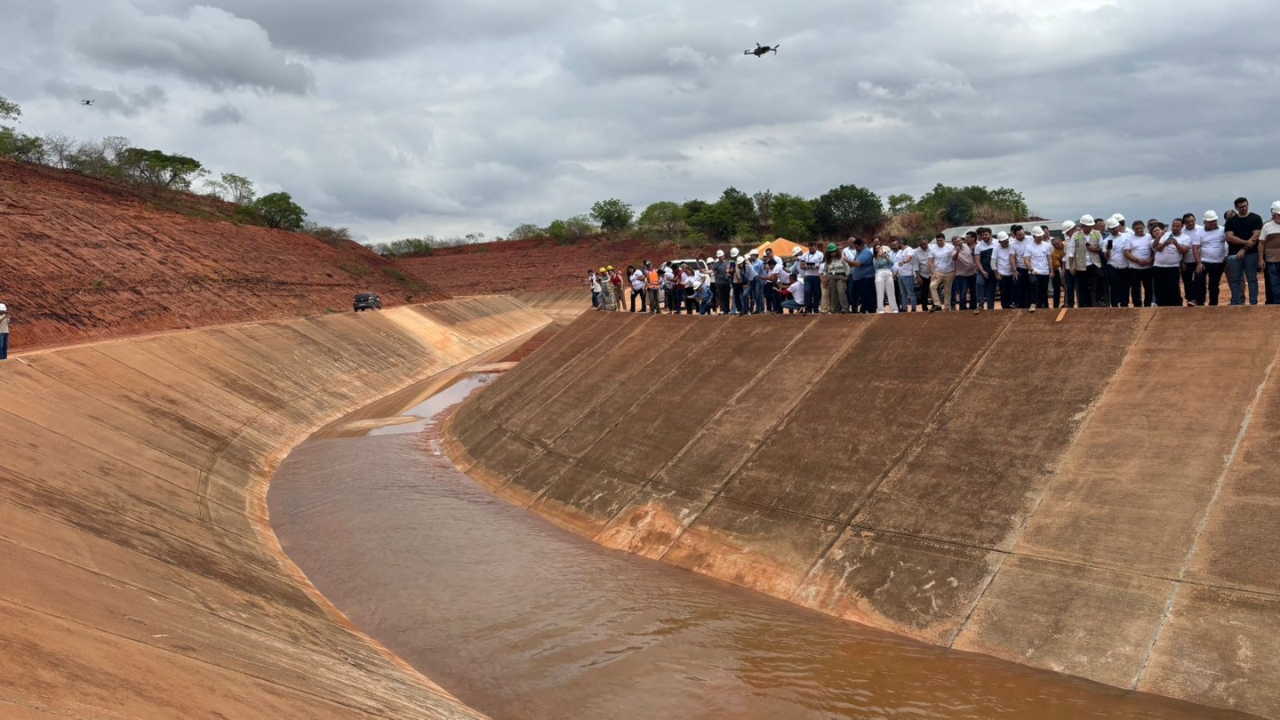 Trecho do Cinturão das Águas do Ceará mostra a água já correndo por uma das estruturas da obra, que tem 145,3 km de extensão, chegou a 92% de execução e já levou vazão até o quilômetro 100, reforçando a promessa de ampliar a segurança hídrica no Cariri e em outras áreas marcadas pela seca no estado. Fonte: Governo do Ceará/SRH.