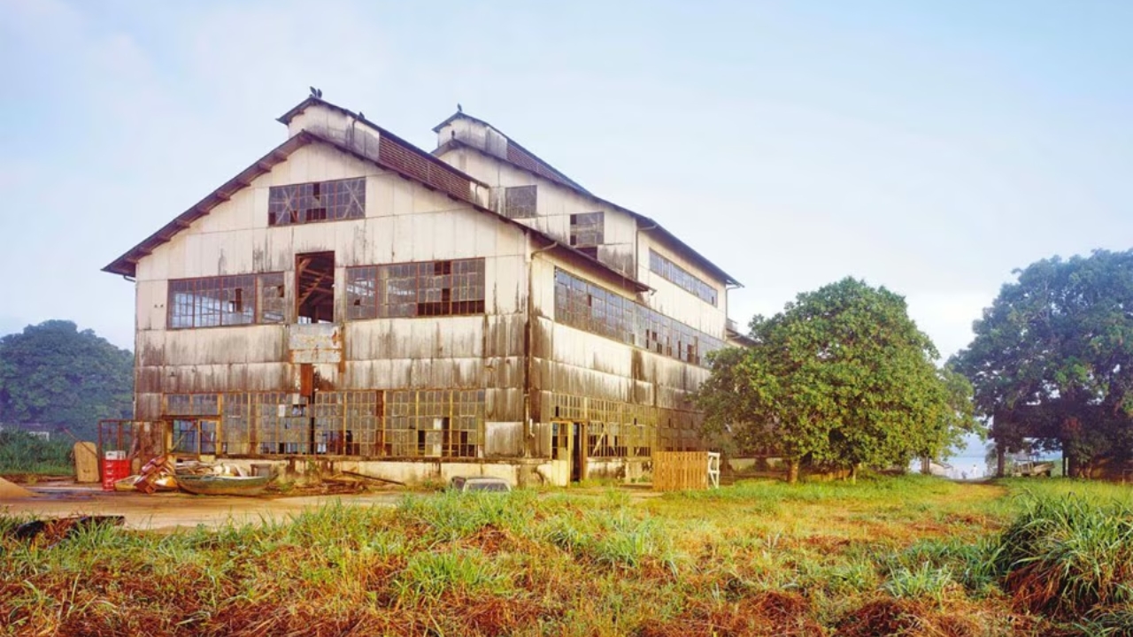 Galpón histórico de Fordlândia expone el avance del deterioro en el distrito creado por Henry Ford en la Amazonía, donde antiguas estructuras industriales, casas y equipos públicos se convirtieron en símbolo de abandono y ahora están en la mira de la Justicia Federal para recuperación y conservación.