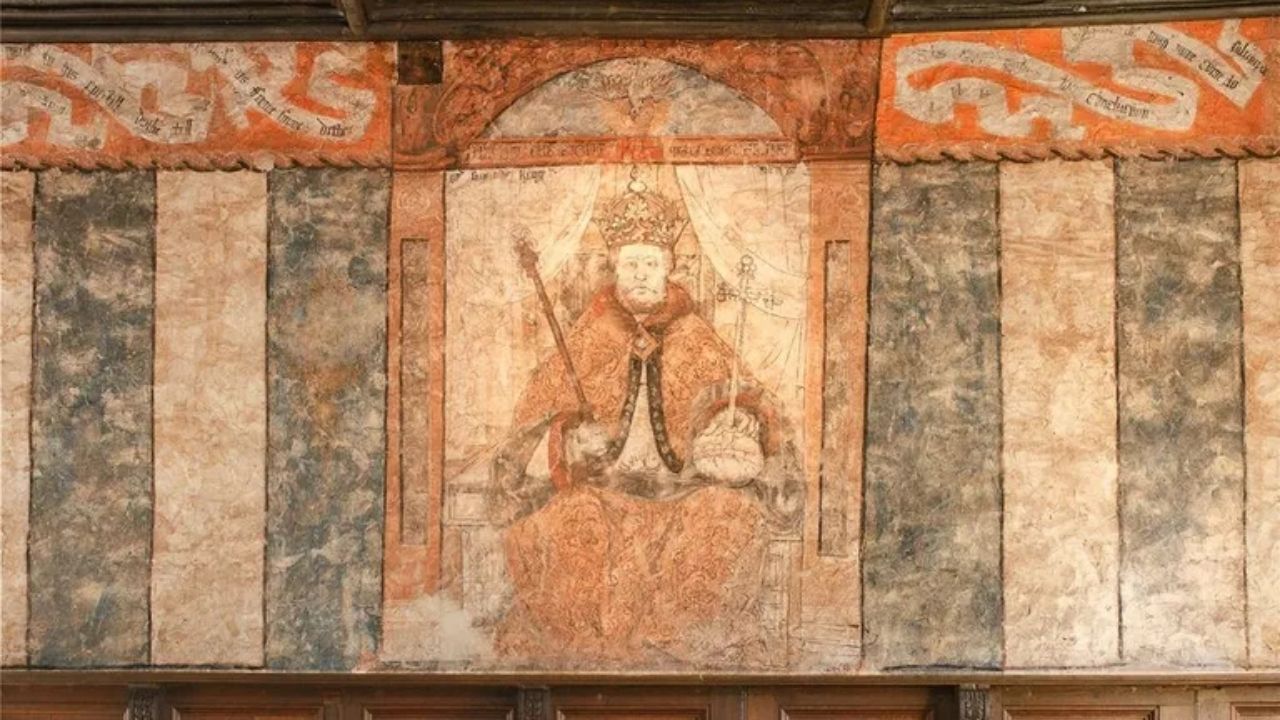 Mural Tudor de Henrique VIII é descoberto em casa medieval de Somerset e transforma pintura mural em patrimônio histórico avaliado em £ 250 mil.