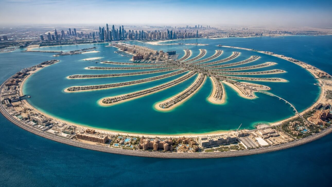 Dubai despejou 94 milhões de m³ de areia do fundo do Golfo Pérsico e desenhou no mar uma palmeira gigante