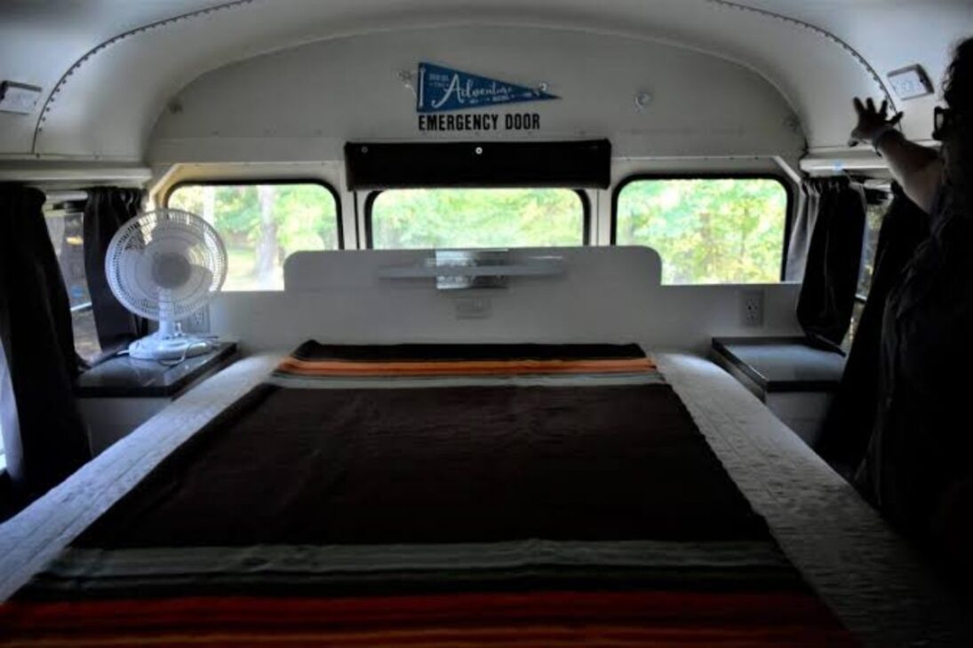 Casal levou dois anos convertendo um ônibus escolar de 66 lugares de 1997 em casa com cama de casal e cozinha. O motivo da troca foi a pastora-alemã.