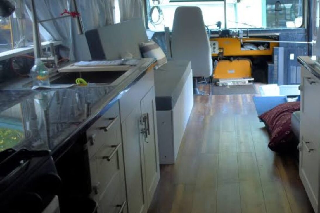 Casal levou dois anos convertendo um ônibus escolar de 66 lugares de 1997 em casa com cama de casal e cozinha. O motivo da troca foi a pastora-alemã.