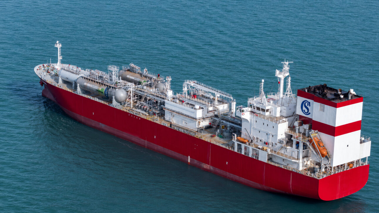 Em vez de liberar todos os gases de escape no ar sobre o oceano, o navio tanque Clipper Eris recebeu uma fábrica de captura de carbono em navios.