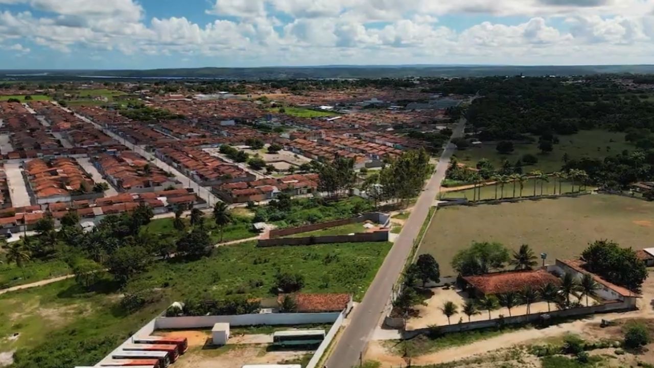 Coco Bom transforma coco em água de coco e gelo saborizado com pitaya, mostrando agro sustentável em Penedo.