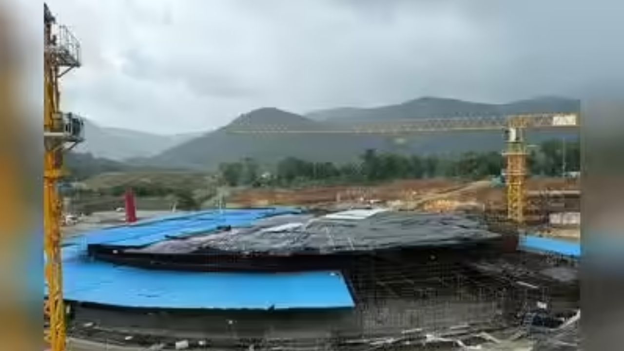 Kaiga nuclear construction uses concrete, ice plant, and engineering to overcome monsoon in India.
