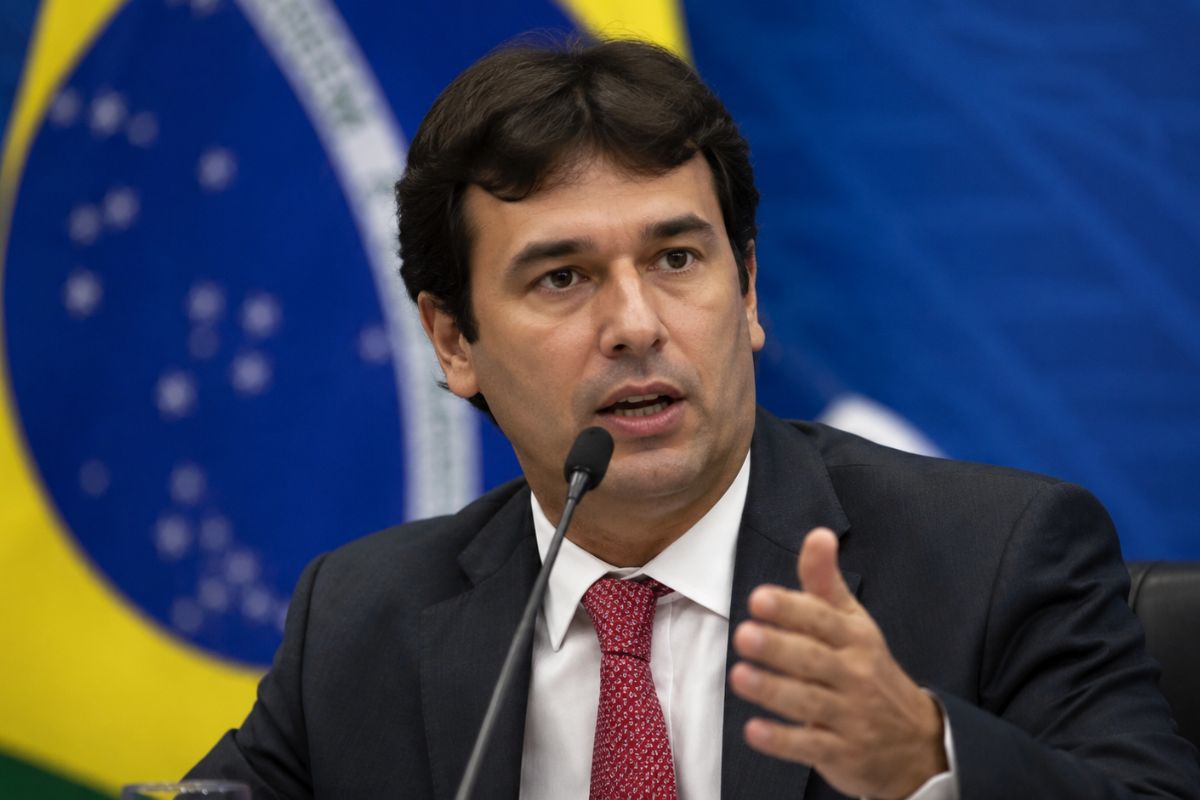Ministro Dario Durigan chama possível tarifaço dos EUA de desproporcional e diz que empresários e famílias do Brasil não podem pagar a conta. Veja o que o governo planeja.