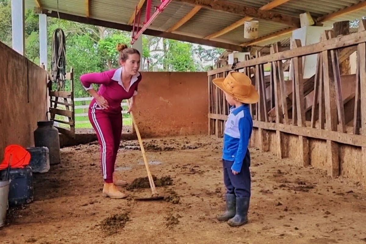 Casal mineiro mostra a lida na roça: visita ao Tio Amarildo, cavalgada, bezerros nascendo e o ciclo do esterco que vira silagem. Veja a rotina real do campo.