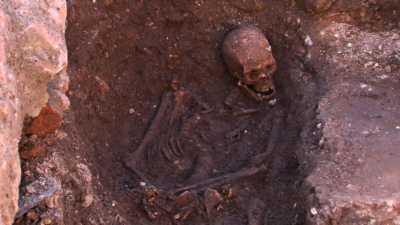 Esqueleto de Ricardo III foi encontrado sob um estacionamento em Leicester, teve identidade confirmada por DNA e virou centro de visitantes.