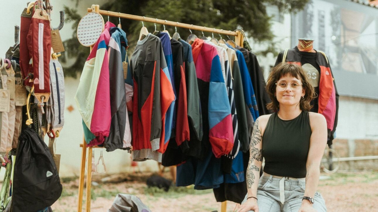 In Porto Alegre, Marina Giongo transforms umbrella nylon into jackets: CÓS brings together 101 seamstresses, made 19,500 fashion pieces, and earned R$ 240,000.