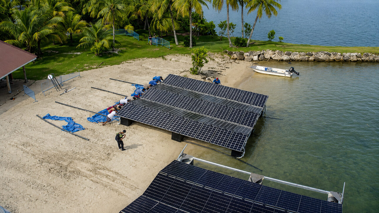 Estruturas de energia solar flutuante geram eletricidade sobre o mar, criam sombra perto de corais e serão acompanhadas até o fim de 2027
