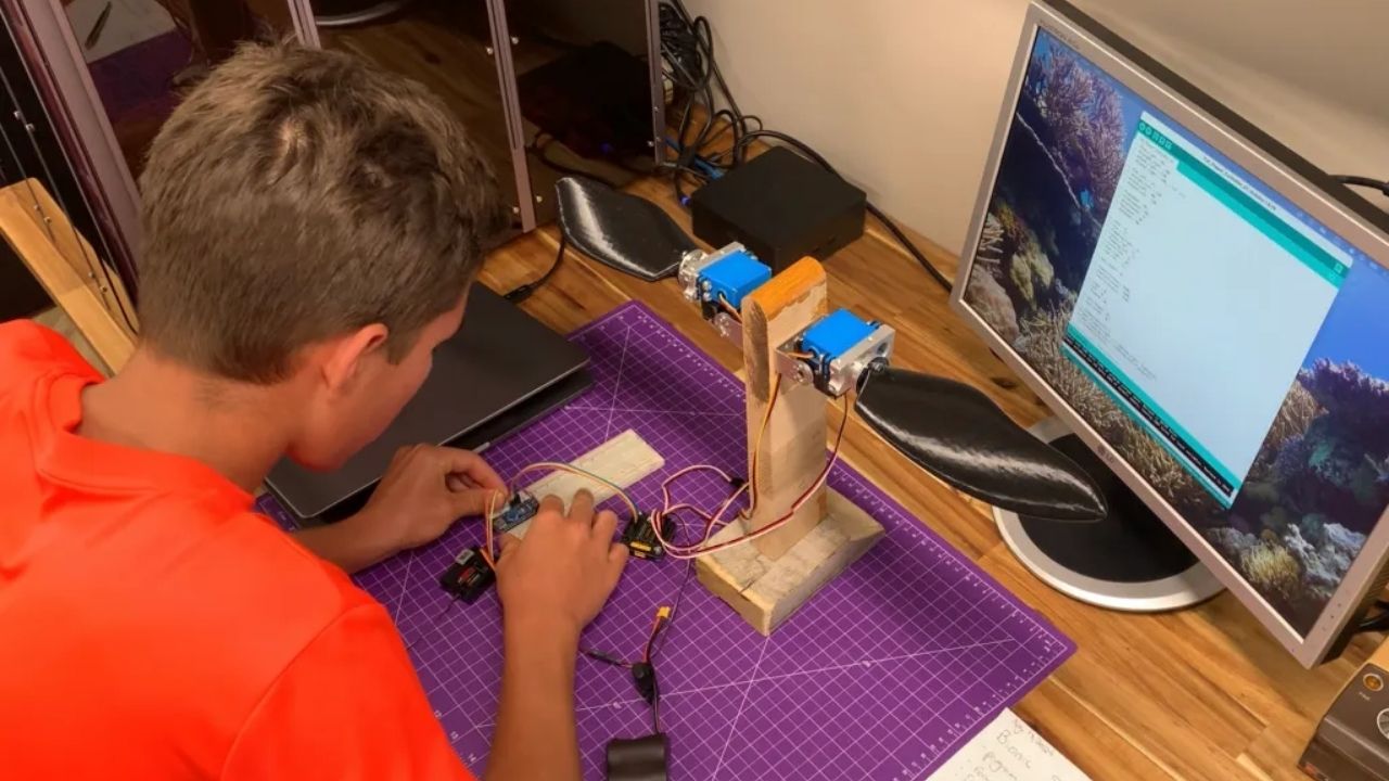 Robô caça microplásticos com inteligência artificial, câmera holográfica 3D e vence feira científica ao revelar ameaça no oceano.