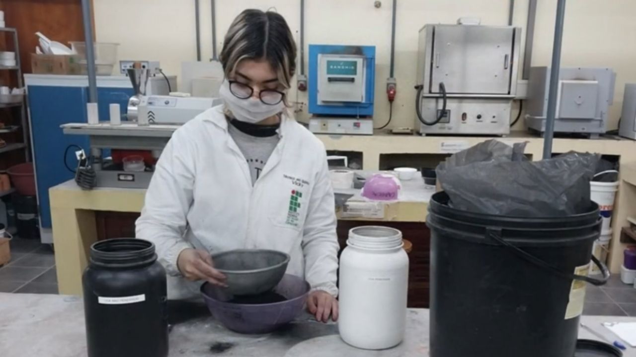 ceramic tableware uses rice husk and discarded glass to create sustainable materials with circular economy and lower energy.