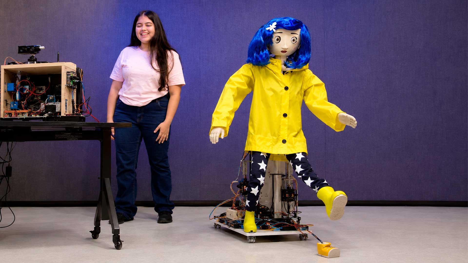 Estudantes criam robô Coraline com 20 servomotores para imitar emoções humanas e andar seguindo uma bota por câmera