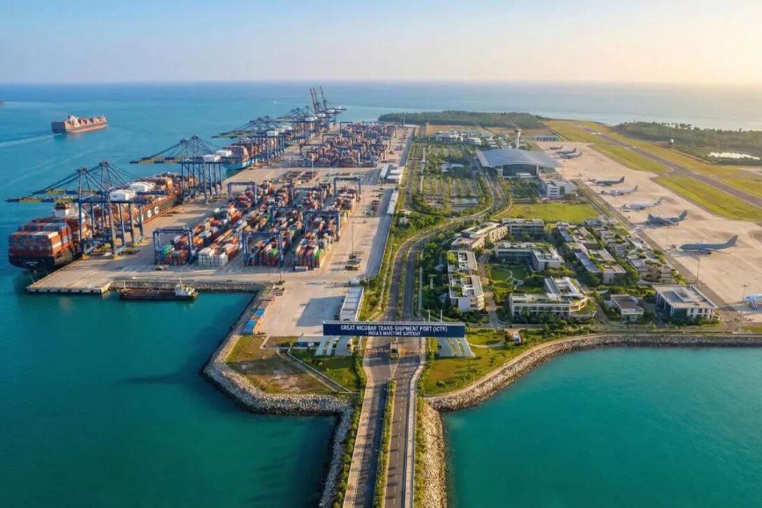 Índia ergue porto e aeroporto de US$ 9 bilhões num arquipélago perto do Estreito de Malaca para conter a China, apesar da ameaça aos indígenas shompen isolados.