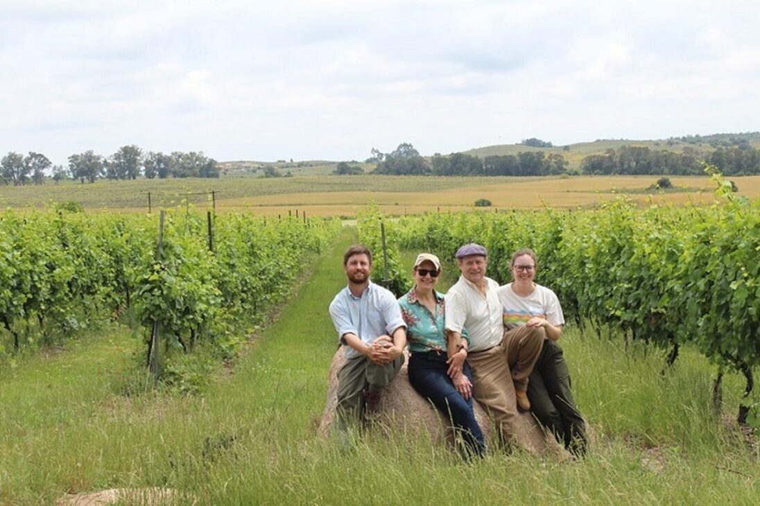 Paula and Marcelo Hofmeister with family members in the vineyard of the farm where they apply management, technology, and professional knowledge in rural succession.