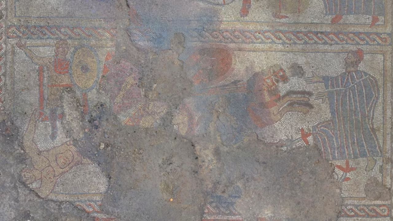 Fazendeiro acha mosaico romano em campo de trigo; vila romana em Rutland revela Aquiles e Heitor.