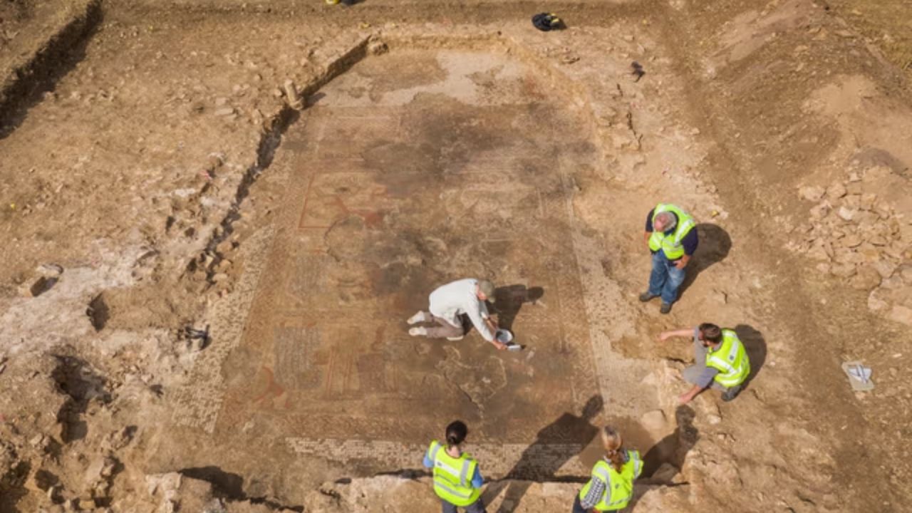 Fazendeiro acha mosaico romano em campo de trigo; vila romana em Rutland revela Aquiles e Heitor.
