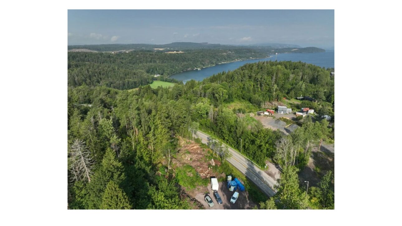 The archaeological site is the exposed soil area in the center of the photo. 9,000 years ago, the coastline reached exactly this point.
(Photo: Steinar Kristensen/Museum of Cultural History)