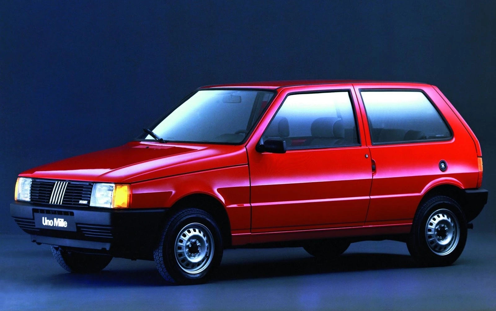 Fiat Uno nasceu em 1983, chegou ao Brasil em 1984, popularizou o Mille, marcou gerações e alcançou cerca de 9,5 milhões de unidades.