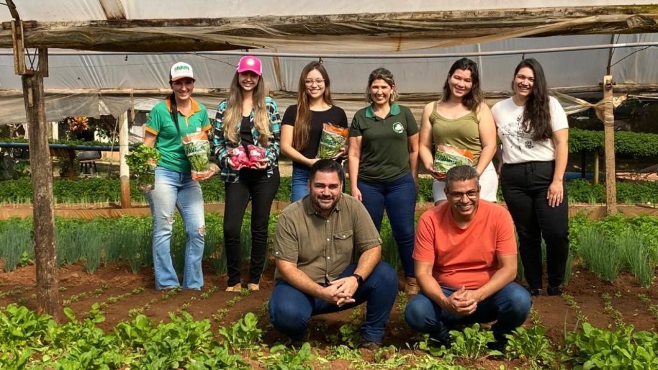 Tatiane Fávaro leva hortaliças a dois supermercados e inspira selo AMA para reconhecer mulheres do agronegócio em Tupã.