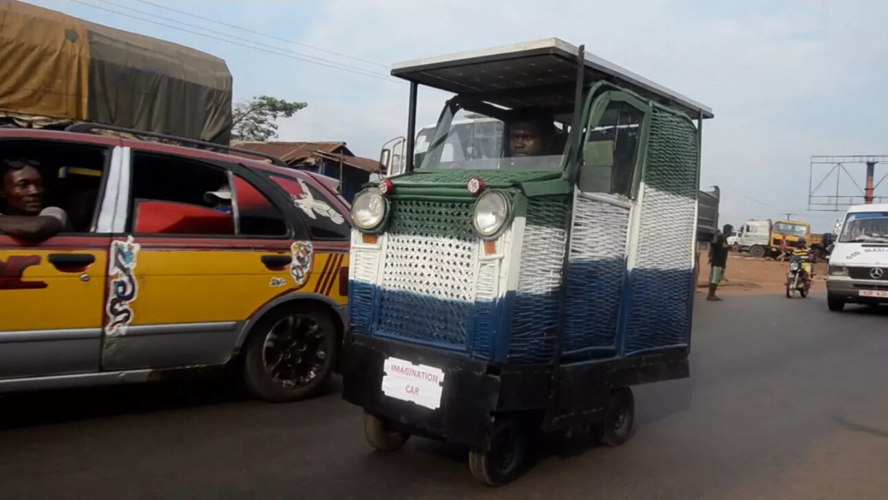 Sem carro e diante do lixo acumulado nas ruas, estudante universitário de 24 anos constrói com sucata e materiais reciclados