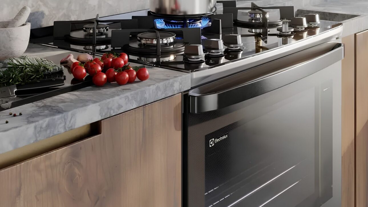Goodbye traditional stove: Electrolux bets on a model with integrated Airfryer, PerfectCook360, VaporBake, grill, glass table, and preparation of large portions without using oil