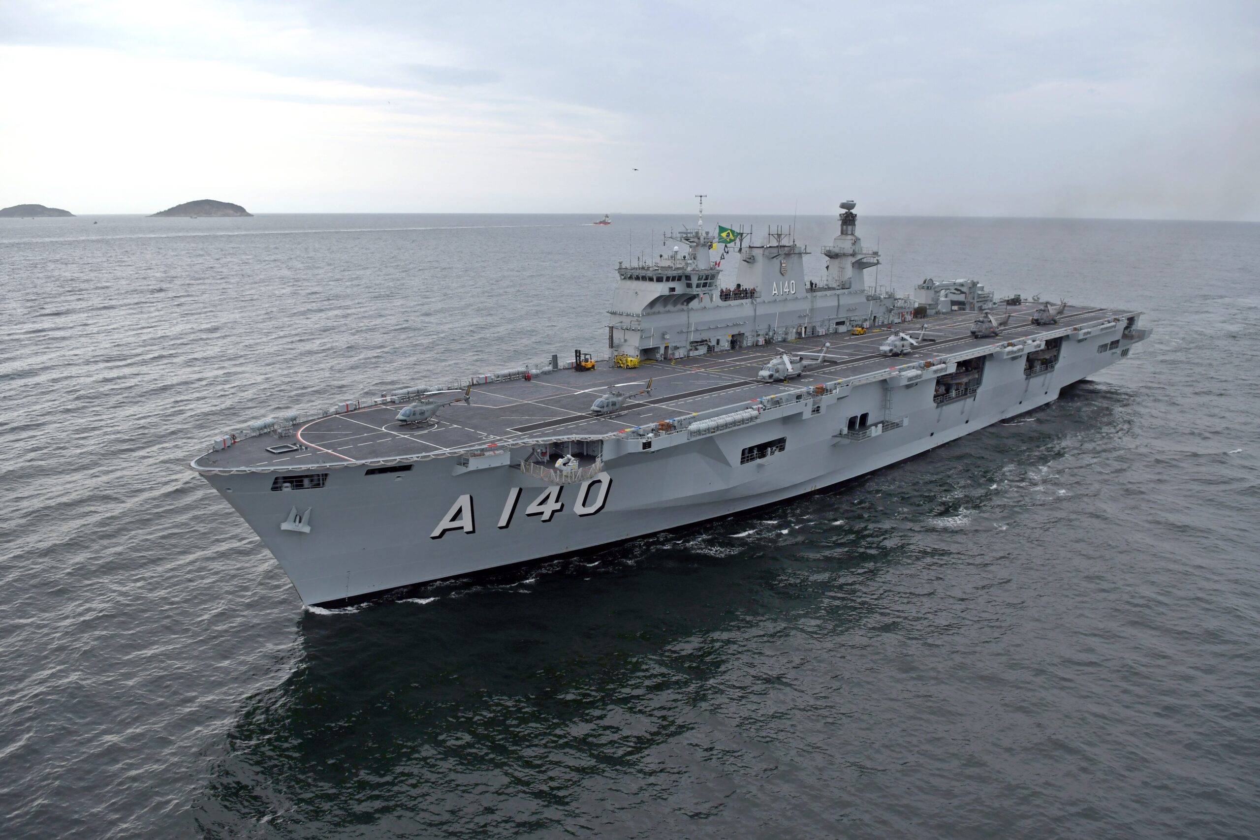 Ex-HMS Ocean, o NAM Atlântico tem 208 metros, leva até 18 aeronaves e já foi usado pela Marinha em missões humanitárias no Brasil.