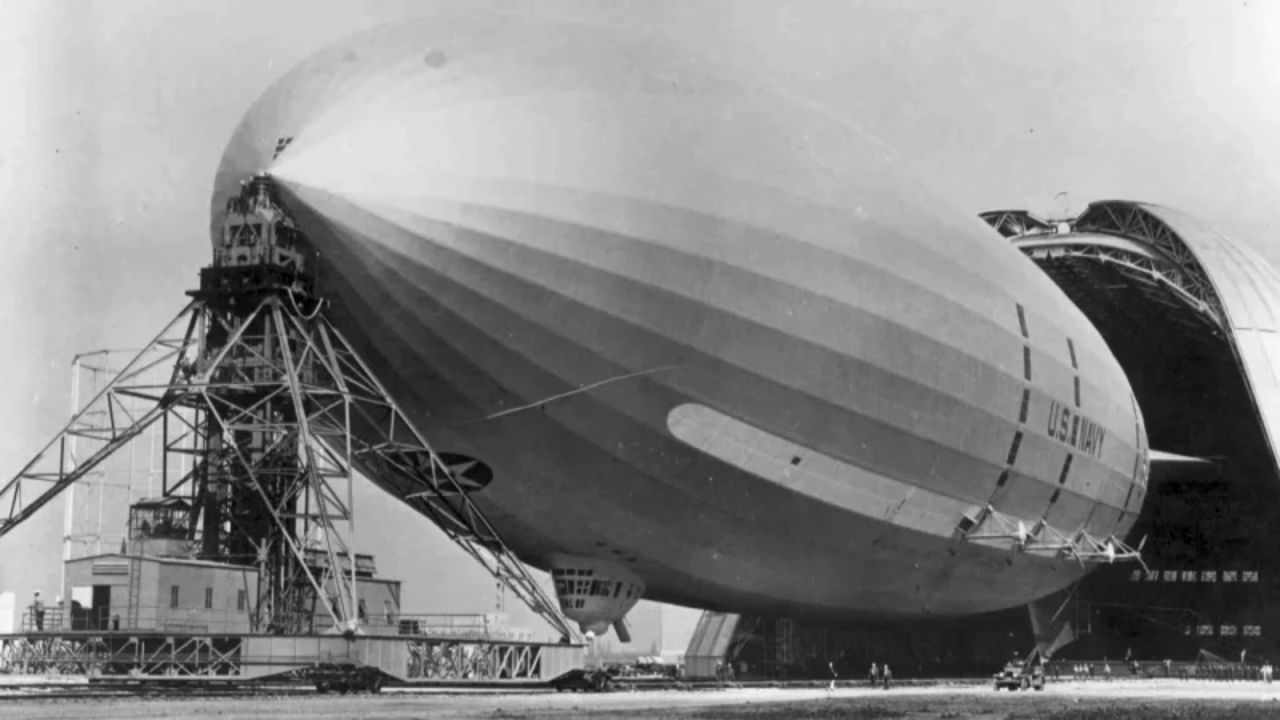 Hangar do Google em Moffett Field ganha nova fase com NASA no Vale do Silício após restauração para drones e tecnologia aérea.