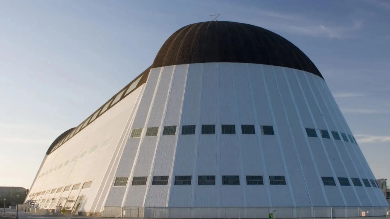 hangar do Google em Moffett Field ganha nova fase com NASA no Vale do Silício após restauração para drones e tecnologia aérea.