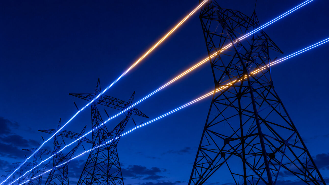 Grandes transformadores usam materiais isolantes para separar partes internas que conduzem eletricidade.